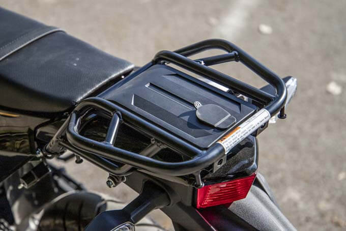 【カワサキ KLX230SM 試乗記】倒立フォークに大径ブレーキ、高い速度域に対応の17画像