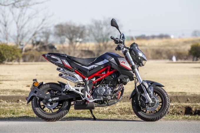 【Benelli TNT125 試乗記】12インチタイヤの軽快感と高剛性の車体に支えられた素直すぎる単気筒エンジンの01画像