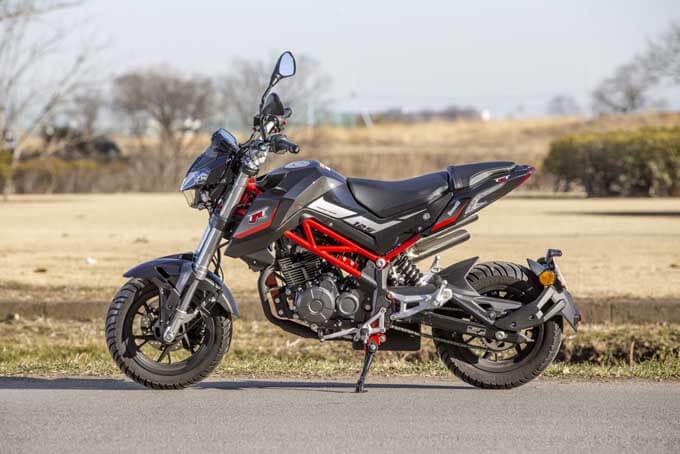 【Benelli TNT125 試乗記】12インチタイヤの軽快感と高剛性の車体に支えられた素直すぎる単気筒エンジンの02画像