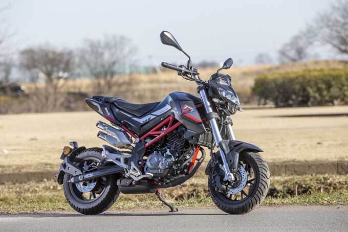 【Benelli TNT125 試乗記】12インチタイヤの軽快感と高剛性の車体に支えられた素直すぎる単気筒エンジンの04画像