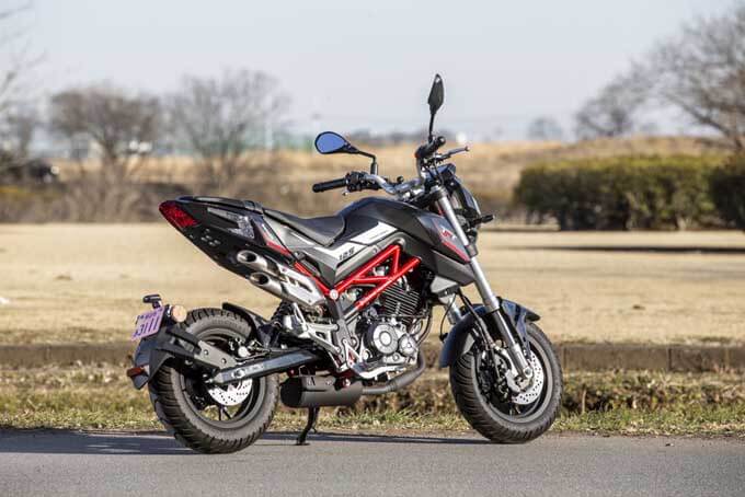 【Benelli TNT125 試乗記】12インチタイヤの軽快感と高剛性の車体に支えられた素直すぎる単気筒エンジンの05画像