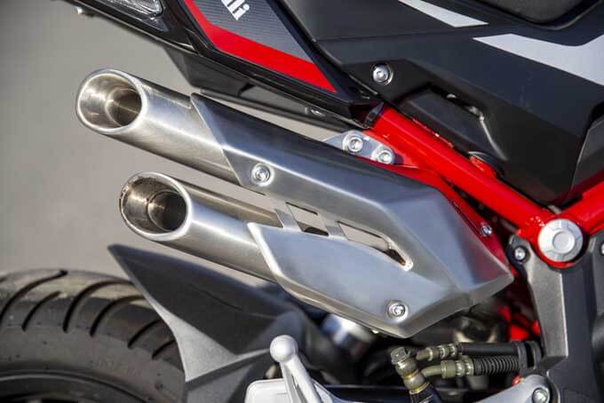 【Benelli TNT125 試乗記】12インチタイヤの軽快感と高剛性の車体に支えられた素直すぎる単気筒エンジンの16画像