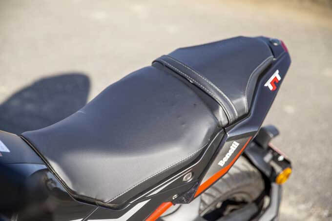 【Benelli TNT125 試乗記】12インチタイヤの軽快感と高剛性の車体に支えられた素直すぎる単気筒エンジンの18画像