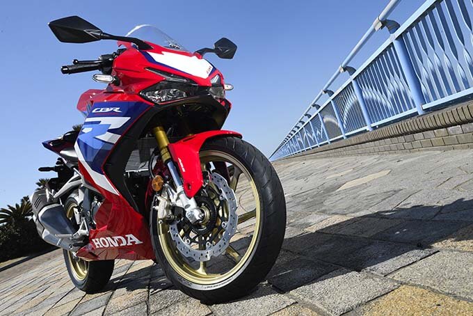 【2023年型ホンダCBR250RR 試乗記】先代を凌駕する戦闘力を獲得しながら、先代と同等の扱いやすさを維持の01画像