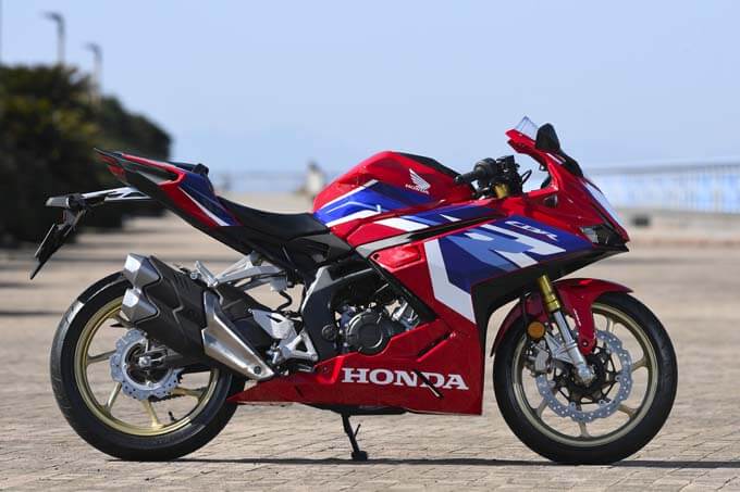 【2023年型ホンダCBR250RR 試乗記】先代を凌駕する戦闘力を獲得しながら、先代と同等の扱いやすさを維持の02画像