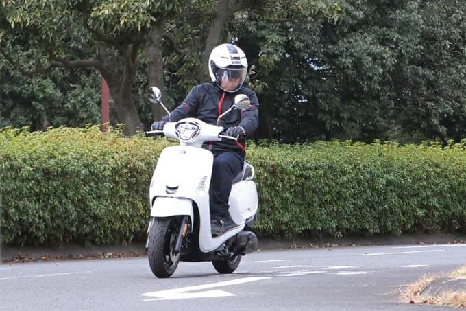 【キムコ アローマ150 試乗記】軽くコンパクトなボディだが高速にも乗れる！！ レトロモダンテイストのスクーターの09画像