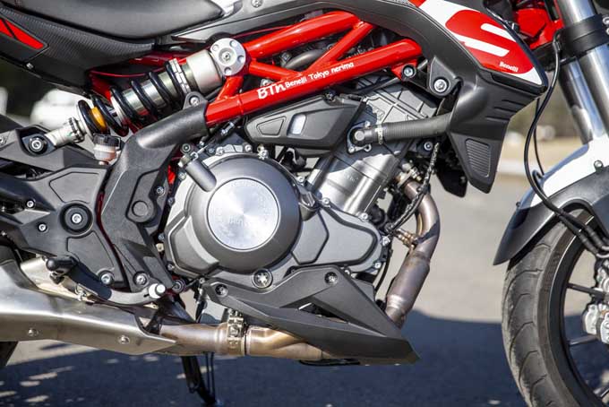 【Benelli TNT 249S 試乗記】250ccクラス規格外のシャーシに支えられた安心感が、高回転域の使用を可能にするの11画像