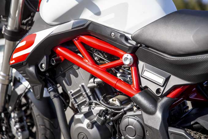 【Benelli TNT 249S 試乗記】250ccクラス規格外のシャーシに支えられた安心感が、高回転域の使用を可能にするの12画像