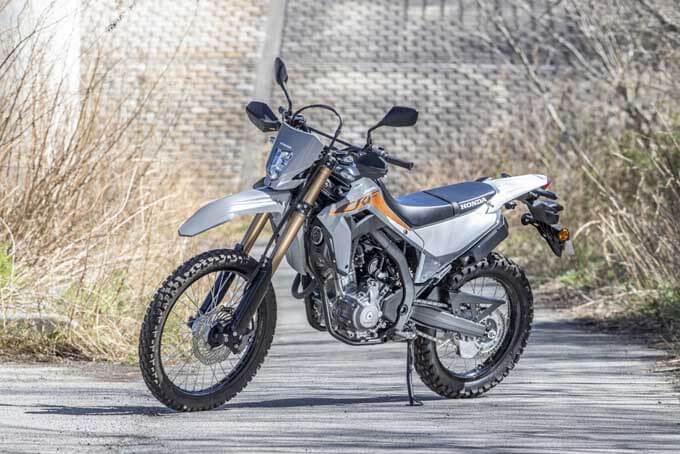 【HONDA CRF250L 試乗記】スロットルでエンジン・車体を操作する感覚が気持ちいい！ 国内唯一の250ccオフロードバイクの03画像