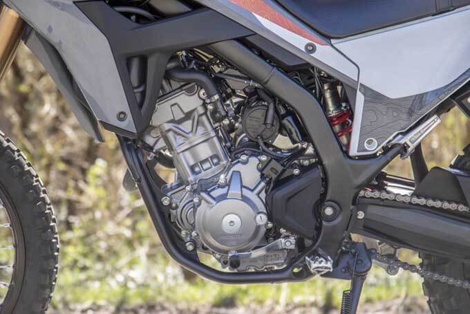 【HONDA CRF250L 試乗記】スロットルでエンジン・車体を操作する感覚が気持ちいい！ 国内唯一の250ccオフロードバイクの15画像