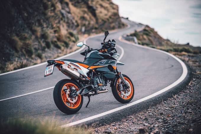 【KTM 890SMT 試乗記】スーパーモタードとツーリングの融合！走りの本質を追求しつつも、その守備範囲は広いの04画像