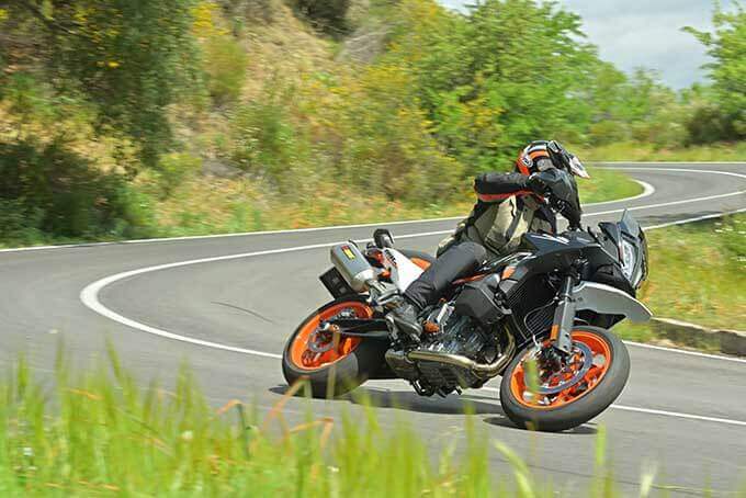 【KTM 890SMT 試乗記】スーパーモタードとツーリングの融合！走りの本質を追求しつつも、その守備範囲は広いのmain画像