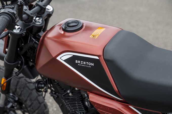 【BRIXTON CROSSFIRE 125XS 試乗記】125ccとは思えないほどパワフル！ 手のひらに収まる安心感が嬉しいクロスファイヤ125XSの12画像