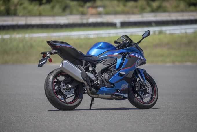 【カワサキ ニンジャ ZX-4R SE試乗記】サーキットでも使いきれない77馬力、10,000回転以上で昂る4気筒エンジンの02画像