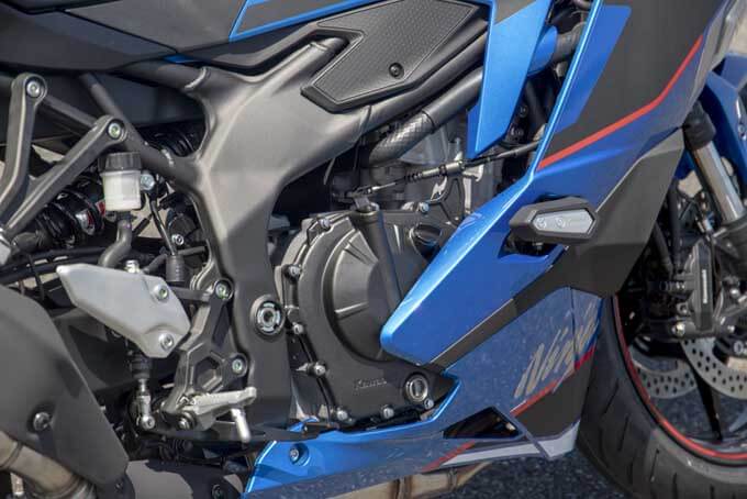 【カワサキ ニンジャ ZX-4R SE試乗記】サーキットでも使いきれない77馬力、10,000回転以上で昂る4気筒エンジンの13画像