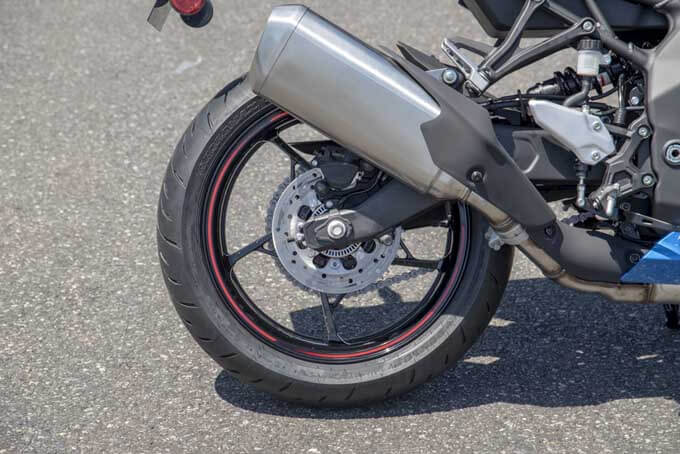 【カワサキ ニンジャ ZX-4R SE試乗記】サーキットでも使いきれない77馬力、10,000回転以上で昂る4気筒エンジンの15画像