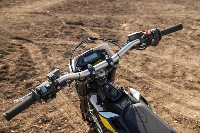 【サーロン ウルトラビー 試乗記】航続距離100km超え、本気で遊べる電動オフロードバイクの11画像
