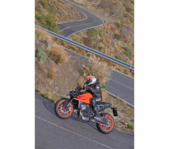 【KTM 990デューク 海外試乗記】リッタークラスとは思えない自在性でアグレッシブでも扱いやすいの07画像