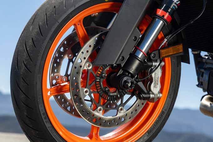 【KTM 990デューク 海外試乗記】リッタークラスとは思えない自在性でアグレッシブでも扱いやすいの11画像