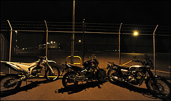 街灯下で３台のバイクを並べて撮影。バイクのカラーリングなども考慮して揃えると、バランスのいい写真になる。