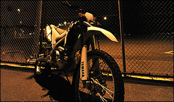 オフロードバイク１台で撮影。こういうシチュエーションだと、街灯がカウルを照らし、美しいスタイルを際立たせる。