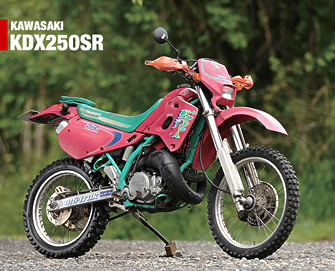 KDX200SRの次に登場したのがこの250SRと、125SRだった。デビュー当時はエンデューロレーサーのKDX250Rもラインナップしていたので、そのパーツを流用したパワーアップがさかんに行われた。エンジンは高回転で一気に本領を発揮する。その加速感は２スト独特の味を持っている。主力モデルとしての座を早くに後発の220SRに譲ったので現在ではタマ数が少ない。