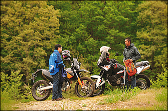 気軽にダートに踏み込めるバイクではない。しかし自然の中でバイクを止めたときの充実感はひとしお。ビッグオフの不思議な魅力