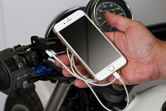 Usb電源装着でスマホ充電切れ心配なし 特集記事 最新情報 バイクブロス マガジンズ