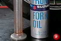フォークオイルはスズキの純正10番を使用した。排出された量を参考に、新しいオイルを計量、注入する。トップキャップを締めて、フォークを何度かストロークさせ、再びフロントタイヤがフリーなった状態で、作業前に計測した数値に油面を調整する。