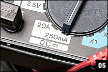 サービスマニュアルによれば、3mA以上の電流が測定されたら、レギュレーターや後付けアクセサリーなどが常時通電状態になっていると判断し、それぞれを外して再度測定する。