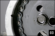 現状のエンジンを分解する際の注意点・その2。Tマークを合わせた時に、カムスプロケットの○印がヘッド側の刻み部分に合うようにする。