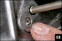 クランクケース正面左下のスタッドボルト横に、シリンダーへッドにオイルを圧送するジェットが打ち込まれている。経年変化などでベース面から突き出している場合、0.3mm以下になるよう打ち込む。