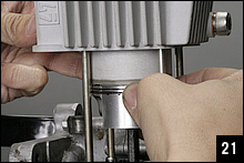 ピストンをシリンダーに挿入する際は、それぞれのリングの合い口を指先で縮めながら押し入れる。シリンダー端のテーパーに頼ってグイグイ押すと、リングやピストンを損傷する危険性が高まる。