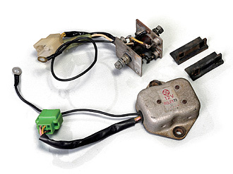 永久磁石ローターを採用したオルタネータ=交流発電機から立ち上がった電気は写真上部品のレクチファイアと呼ばれる整流器で直流化され、下部品のレギュレータで電圧制御されてバッテリーに充電される。