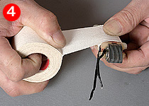 ある程度の伸縮性と耐熱性があるテープとして利用しているのが、運動時の突き指防止用などで使うテーピング用テープ。キャンバス地に粘着剤が塗布してあり、具合がいいのだ。