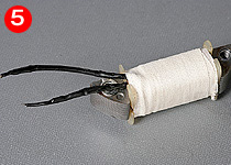 巻き始め部分と同じように、コイルの一番外側で巻き終わる部分のポリウレタン線にも保護チューブをかぶせて完成。テーピング用テープを巻くと、どことなくクラシックな見た目になる。