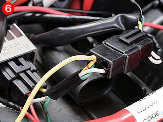 新規の交流電源がレギュレータ／レクチファイアに接続されるカプラ部分でヘッドランプ用の電源を引き出す。平ギボシヘの配線カシメを2本で行う。線抜けが起こらないようにハンダを併用した。