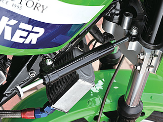 ステアリングダンパーはKZ1000S1純正タイプで、S1タイプのアンダーブラケット右側に装着