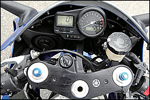 右側のアナログ式回転計のレッドゾーンは11750rpmから。左の液晶盤では、速度表示のほか、オドメーター、デュアルトリップメーター、時計、フューエルトリップメーターを切り換え表示できる