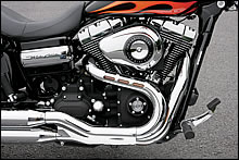 ダイナファミリーだけでなく、2010年型ビッグツイン搭載車のエンジンには全て、5速ギヤにもはすば歯車が採用された。パワートレインとバッテリーボックスにはリンクルブラックパウダーコート仕上げが施される