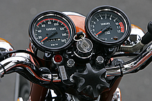 スピードメーターのフルスケールはナント160km/ｈ!!　レッドゾーンは1万rpm!!　このバイクの性能が伊達じゃないことを予感させるコックピット。速度警告灯はシャレです。