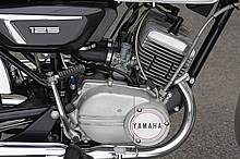 AS系125ccエンジンをベースに、新設計となったAX125。TA125市販レーサーに使われているエンジンパーツと、外部視覚的に似ているパーツが数多いようだ。