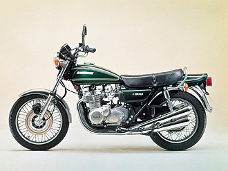 北米仕様のKZ900に対してヨーロッパ向けはZ900の名称で登場。ヨーロッパではKZの名前が歴史的に良くないとして、他のモデルでもZの名を採用。国内のZ750F/A4と同仕様カラーリンググラフィックを採用。またこの76年式からガソリンタンクが変更され、通称外プレスのシーム溶接式ガソリンタンクを採用している。輸出最後の4本マフラーだ。