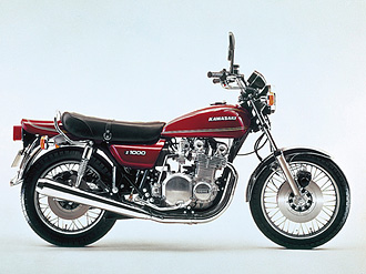 76年モデルでWディスクになったZ900は、77年の1000cc移行と同時にリアディスクブレーキを採用。76年モデルから国内/輸出仕様ともにエアボックスにサイレンサーを持つ吸入システムになり、77年の1000ccモデルからは排ガス規制対応で大容量2本マフラーを採用する。国内モデルは同年にZ750F/A5に発展するが、リアはドラムブレーキ、マフラーは4本のままだった。