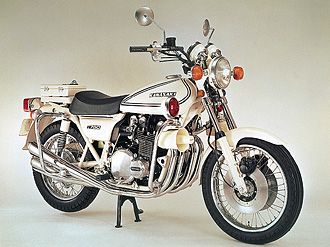 750RS時代からポリス仕様は生産されていたが、Z750Fへの移行後も少量ながら生産された。このモデルは76/77年のA4もしくはA5モデルがベースで、リアブレーキはドラム仕様だ。白バイのリアフェンダーはヨーロッパ仕様のロングフェンダーをホワイト仕様にペイントする。