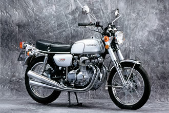 400フォアのルーツには1972年末発表のCB350Fourがある。兄貴分の750や500と同様に4本マフラーを標準装備。