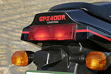 GPz900Rに近い雰囲気のテール周り。カウルレスのFX400Rはテールランプが大型化されデザインも違う。