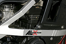 GPZ600Rではスチール製フレームだが、GPz400Rでは「アルクロスフレーム」と呼ばれるアルミフレームが採用された。