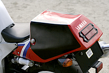 ゼッケンナンバーベースを持つシングルシートはスポーツプロダクションの証。テールランプはヤマハのワークス耐久マシン仕様だ。
