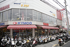 大阪府吹田市のバイクショップ、グランドB.BOX。ショップ外観からはスクーターがメインのショップに見えてしまうが、2Fには80年代後半以降の極上絶版モデルが並ぶ。「個人的な思い入れはできるだけ断ち切るようにしているんですが‥‥‥」とはグランドB.BOXの店長、山田さん。しかし、仕入れ時に極上車を見ると‥‥‥。